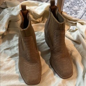 CROWN VINTAGE Brown Textured Ankle Boots NWT